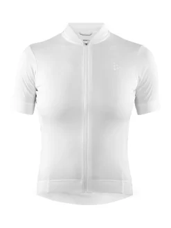 Craft Cykeltøj-Essence Jersey Cykeltrøje Dame Materiale: 100 % Polyester Essence Jersey er en super blød, elastisk og funktionel cykeltrøje. Tidsløst design med Solution Dye som er en miljøvenlig indfarvningsproces, hvor der anvendes 75% mindre vand, 67% mindre kemikalier og 39% mindre energi i forhold til den traditionelle metode. Specifikationer: - Blød og elastisk sikrer optimal pasform og komfort - Effektiv fugttransport - Fire lommer på ryggen (én med lynlås) - Reflekterende detaljer i logoerne - Silikonetryk i rygafslutningen Detaljer