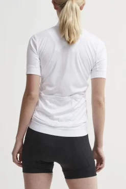 Craft Cykeltøj-Essence Jersey Cykeltrøje Dame Materiale: 100 % Polyester Essence Jersey er en super blød, elastisk og funktionel cykeltrøje. Tidsløst design med Solution Dye som er en miljøvenlig indfarvningsproces, hvor der anvendes 75% mindre vand, 67% mindre kemikalier og 39% mindre energi i forhold til den traditionelle metode. Specifikationer: - Blød og elastisk sikrer optimal pasform og komfort - Effektiv fugttransport - Fire lommer på ryggen (én med lynlås) - Reflekterende detaljer i logoerne - Silikonetryk i rygafslutningen Detaljer