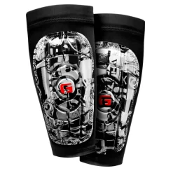G-FORM Fodboldudstyr-Shin Guards Pro-S Compact Streetart Benskinner Black / GraffitiSelect's G-form™ teknologiens avancerede materialer og sammensætninger kombinerer beskyttelse mod slag og stød på højt niveau med fuld bevægelsesfrihed. Specifikationer:- Verdens første bløde og fleksible benskinne med lægbind til fodbold, som opfylder CE- og NOCSAE-standarder. - Benskinnen kombinerer G-form's patenterede stødkonstruktioner og design med en unik integration af XRD® Technology til at give den bedste kombination af beskyttelse mod slag, komfort og ydeevne. - Konstrueret med et holdbart og åndbart lægbind, som gør den ekstrem komfortabel. - Velegnet til maskinvask, så hudirritation kan undgåsStørrelsesguide: Small: 140 - 150 cm. Medium: 150 - 170 cm. Large: 170 - 180 cm. X-large: 180 - 190 cm. Detaljer
