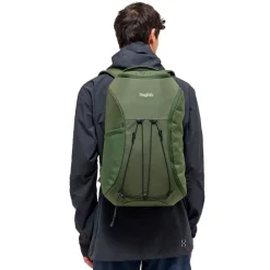 Haglöfs Rygsække|Udstyr-Corker Large - Seawead Green  Seawead GreenVægt: 678 gramVolumen: 24 literMål LxDxB: 49 x 30x 20En innovativt designet og karakteristisk dagtursrygsæk i høj kvalitet til unge eventyrere. Fremstillet af genanvendte, beskyttende stoffer. Indholdet i Corker er let at komme til via en smart, stor åbning i siden, der giver god adgang til - og et let overblik over - alt, hvad der er pakket ned i den. Robust opbygning, der forhindrer rygsækken i at falde sammen.Specifikationer:- 100% genanvendt hovedbestanddel, vejrbestandigt og meget holdbart stof- Stor åbning i siderummet, der giver god adgang og overblik over indholdet- En mindre lynlåslomme inde i hovedrummet- Box-facon: forhindrer rygsækken i at falde sammen- Navn og adresselabel trykt indvendigt i rygsækken- En strækbar sidelomme, der kan udvides, til vandflaske eller ekstra udstyr- Anatomisk formede skulderremme Brystrem med brudsikkert sikkerhedsspænde- Ekstern strop for lettere adgang til ting såsom tøj- Reflekslogo for god synlighed- Store lynlåsstrop, der er lette at få fat i- Håndtag i toppen, der er let at gribe fat i- Overfladerne er imprægneret med DWR uden fluorocarbon: hjælper med at holde vand og smuds borteDetaljer
