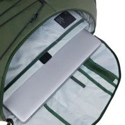 Haglöfs Rygsække|Udstyr-Corker Large - Seawead Green  Seawead GreenVægt: 678 gramVolumen: 24 literMål LxDxB: 49 x 30x 20En innovativt designet og karakteristisk dagtursrygsæk i høj kvalitet til unge eventyrere. Fremstillet af genanvendte, beskyttende stoffer. Indholdet i Corker er let at komme til via en smart, stor åbning i siden, der giver god adgang til - og et let overblik over - alt, hvad der er pakket ned i den. Robust opbygning, der forhindrer rygsækken i at falde sammen.Specifikationer:- 100% genanvendt hovedbestanddel, vejrbestandigt og meget holdbart stof- Stor åbning i siderummet, der giver god adgang og overblik over indholdet- En mindre lynlåslomme inde i hovedrummet- Box-facon: forhindrer rygsækken i at falde sammen- Navn og adresselabel trykt indvendigt i rygsækken- En strækbar sidelomme, der kan udvides, til vandflaske eller ekstra udstyr- Anatomisk formede skulderremme Brystrem med brudsikkert sikkerhedsspænde- Ekstern strop for lettere adgang til ting såsom tøj- Reflekslogo for god synlighed- Store lynlåsstrop, der er lette at få fat i- Håndtag i toppen, der er let at gribe fat i- Overfladerne er imprægneret med DWR uden fluorocarbon: hjælper med at holde vand og smuds borteDetaljer