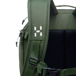 Haglöfs Rygsække|Udstyr-Corker Large - Seawead Green  Seawead GreenVægt: 678 gramVolumen: 24 literMål LxDxB: 49 x 30x 20En innovativt designet og karakteristisk dagtursrygsæk i høj kvalitet til unge eventyrere. Fremstillet af genanvendte, beskyttende stoffer. Indholdet i Corker er let at komme til via en smart, stor åbning i siden, der giver god adgang til - og et let overblik over - alt, hvad der er pakket ned i den. Robust opbygning, der forhindrer rygsækken i at falde sammen.Specifikationer:- 100% genanvendt hovedbestanddel, vejrbestandigt og meget holdbart stof- Stor åbning i siderummet, der giver god adgang og overblik over indholdet- En mindre lynlåslomme inde i hovedrummet- Box-facon: forhindrer rygsækken i at falde sammen- Navn og adresselabel trykt indvendigt i rygsækken- En strækbar sidelomme, der kan udvides, til vandflaske eller ekstra udstyr- Anatomisk formede skulderremme Brystrem med brudsikkert sikkerhedsspænde- Ekstern strop for lettere adgang til ting såsom tøj- Reflekslogo for god synlighed- Store lynlåsstrop, der er lette at få fat i- Håndtag i toppen, der er let at gribe fat i- Overfladerne er imprægneret med DWR uden fluorocarbon: hjælper med at holde vand og smuds borteDetaljer