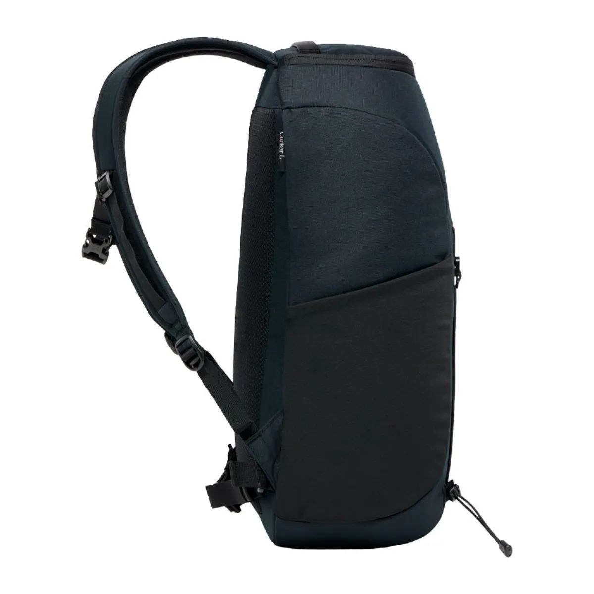 Haglöfs Rygsække|Udstyr-Corker Large - True Black True BlackVægt: 678 gramVolumen: 24 literMål LxDxB: 49 x 30x 20En innovativt designet og karakteristisk dagtursrygsæk i høj kvalitet til unge eventyrere. Fremstillet af genanvendte, beskyttende stoffer. Indholdet i Corker er let at komme til via en smart, stor åbning i siden, der giver god adgang til - og et let overblik over - alt, hvad der er pakket ned i den. Robust opbygning, der forhindrer rygsækken i at falde sammen.Specifikationer:- 100% genanvendt hovedbestanddel, vejrbestandigt og meget holdbart stof- Stor åbning i siderummet, der giver god adgang og overblik over indholdet- En mindre lynlåslomme inde i hovedrummet- Box-facon: forhindrer rygsækken i at falde sammen- Navn og adresselabel trykt indvendigt i rygsækken- En strækbar sidelomme, der kan udvides, til vandflaske eller ekstra udstyr- Anatomisk formede skulderremme Brystrem med brudsikkert sikkerhedsspænde- Ekstern strop for lettere adgang til ting såsom tøj- Reflekslogo for god synlighed- Store lynlåsstrop, der er lette at få fat i- Håndtag i toppen, der er let at gribe fat i- Overfladerne er imprægneret med DWR uden fluorocarbon: hjælper med at holde vand og smuds borteDetaljer