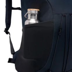 Haglöfs Rygsække|Udstyr-Corker Large - True Black True BlackVægt: 678 gramVolumen: 24 literMål LxDxB: 49 x 30x 20En innovativt designet og karakteristisk dagtursrygsæk i høj kvalitet til unge eventyrere. Fremstillet af genanvendte, beskyttende stoffer. Indholdet i Corker er let at komme til via en smart, stor åbning i siden, der giver god adgang til - og et let overblik over - alt, hvad der er pakket ned i den. Robust opbygning, der forhindrer rygsækken i at falde sammen.Specifikationer:- 100% genanvendt hovedbestanddel, vejrbestandigt og meget holdbart stof- Stor åbning i siderummet, der giver god adgang og overblik over indholdet- En mindre lynlåslomme inde i hovedrummet- Box-facon: forhindrer rygsækken i at falde sammen- Navn og adresselabel trykt indvendigt i rygsækken- En strækbar sidelomme, der kan udvides, til vandflaske eller ekstra udstyr- Anatomisk formede skulderremme Brystrem med brudsikkert sikkerhedsspænde- Ekstern strop for lettere adgang til ting såsom tøj- Reflekslogo for god synlighed- Store lynlåsstrop, der er lette at få fat i- Håndtag i toppen, der er let at gribe fat i- Overfladerne er imprægneret med DWR uden fluorocarbon: hjælper med at holde vand og smuds borteDetaljer