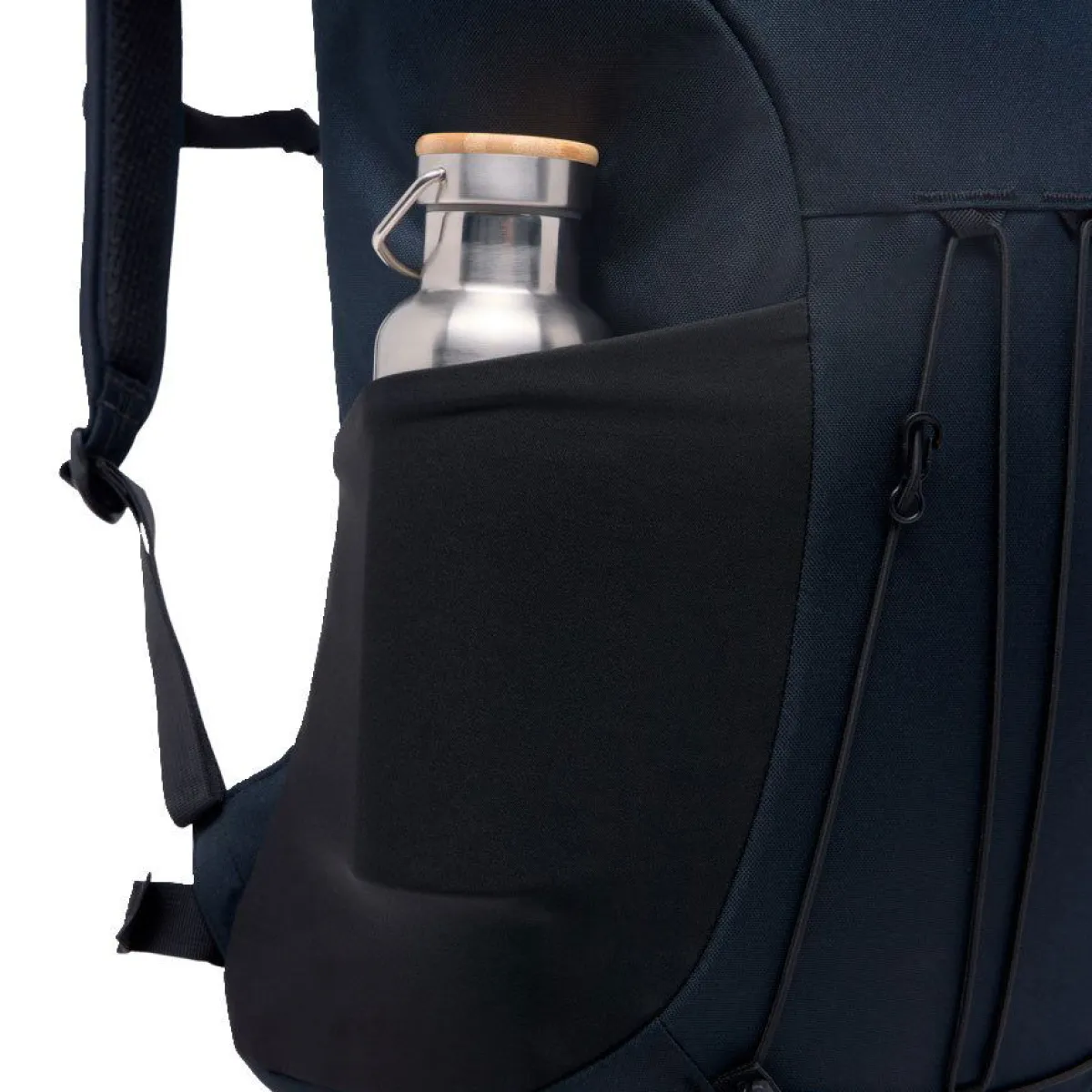 Haglöfs Rygsække|Udstyr-Corker Large - True Black True BlackVægt: 678 gramVolumen: 24 literMål LxDxB: 49 x 30x 20En innovativt designet og karakteristisk dagtursrygsæk i høj kvalitet til unge eventyrere. Fremstillet af genanvendte, beskyttende stoffer. Indholdet i Corker er let at komme til via en smart, stor åbning i siden, der giver god adgang til - og et let overblik over - alt, hvad der er pakket ned i den. Robust opbygning, der forhindrer rygsækken i at falde sammen.Specifikationer:- 100% genanvendt hovedbestanddel, vejrbestandigt og meget holdbart stof- Stor åbning i siderummet, der giver god adgang og overblik over indholdet- En mindre lynlåslomme inde i hovedrummet- Box-facon: forhindrer rygsækken i at falde sammen- Navn og adresselabel trykt indvendigt i rygsækken- En strækbar sidelomme, der kan udvides, til vandflaske eller ekstra udstyr- Anatomisk formede skulderremme Brystrem med brudsikkert sikkerhedsspænde- Ekstern strop for lettere adgang til ting såsom tøj- Reflekslogo for god synlighed- Store lynlåsstrop, der er lette at få fat i- Håndtag i toppen, der er let at gribe fat i- Overfladerne er imprægneret med DWR uden fluorocarbon: hjælper med at holde vand og smuds borteDetaljer