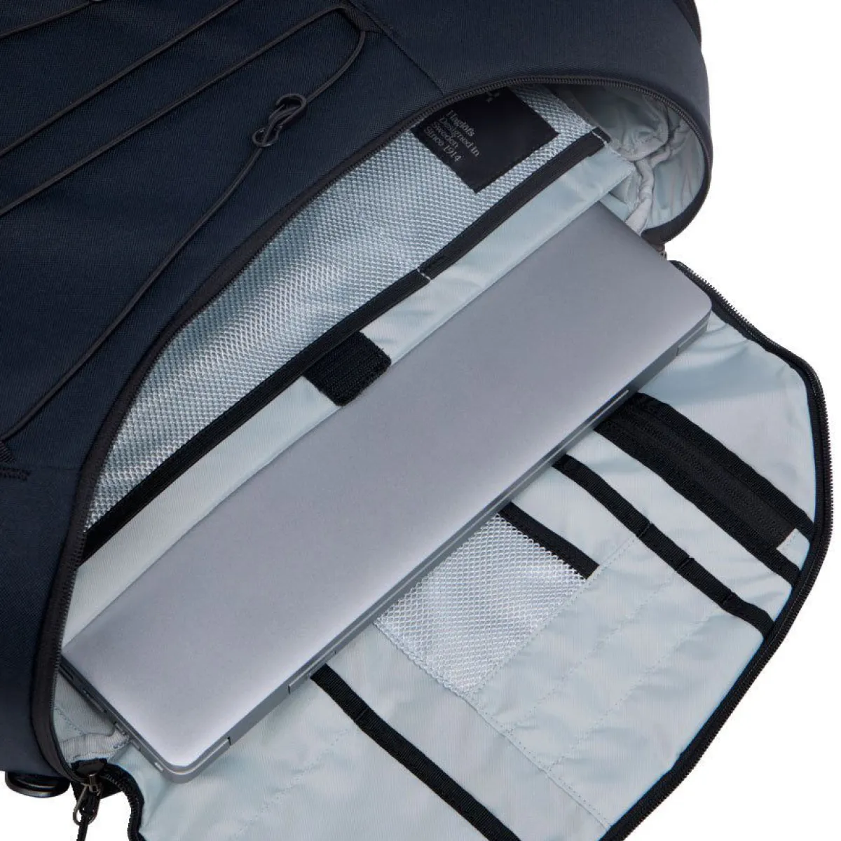 Haglöfs Rygsække|Udstyr-Corker Large - True Black True BlackVægt: 678 gramVolumen: 24 literMål LxDxB: 49 x 30x 20En innovativt designet og karakteristisk dagtursrygsæk i høj kvalitet til unge eventyrere. Fremstillet af genanvendte, beskyttende stoffer. Indholdet i Corker er let at komme til via en smart, stor åbning i siden, der giver god adgang til - og et let overblik over - alt, hvad der er pakket ned i den. Robust opbygning, der forhindrer rygsækken i at falde sammen.Specifikationer:- 100% genanvendt hovedbestanddel, vejrbestandigt og meget holdbart stof- Stor åbning i siderummet, der giver god adgang og overblik over indholdet- En mindre lynlåslomme inde i hovedrummet- Box-facon: forhindrer rygsækken i at falde sammen- Navn og adresselabel trykt indvendigt i rygsækken- En strækbar sidelomme, der kan udvides, til vandflaske eller ekstra udstyr- Anatomisk formede skulderremme Brystrem med brudsikkert sikkerhedsspænde- Ekstern strop for lettere adgang til ting såsom tøj- Reflekslogo for god synlighed- Store lynlåsstrop, der er lette at få fat i- Håndtag i toppen, der er let at gribe fat i- Overfladerne er imprægneret med DWR uden fluorocarbon: hjælper med at holde vand og smuds borteDetaljer