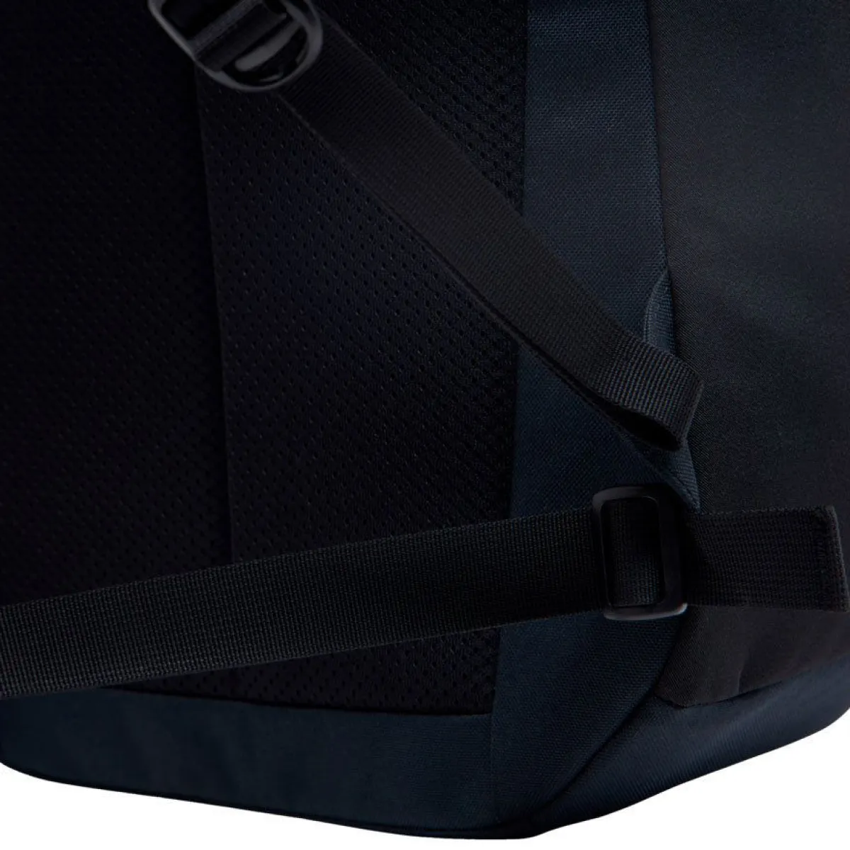 Haglöfs Rygsække|Udstyr-Corker Large - True Black True BlackVægt: 678 gramVolumen: 24 literMål LxDxB: 49 x 30x 20En innovativt designet og karakteristisk dagtursrygsæk i høj kvalitet til unge eventyrere. Fremstillet af genanvendte, beskyttende stoffer. Indholdet i Corker er let at komme til via en smart, stor åbning i siden, der giver god adgang til - og et let overblik over - alt, hvad der er pakket ned i den. Robust opbygning, der forhindrer rygsækken i at falde sammen.Specifikationer:- 100% genanvendt hovedbestanddel, vejrbestandigt og meget holdbart stof- Stor åbning i siderummet, der giver god adgang og overblik over indholdet- En mindre lynlåslomme inde i hovedrummet- Box-facon: forhindrer rygsækken i at falde sammen- Navn og adresselabel trykt indvendigt i rygsækken- En strækbar sidelomme, der kan udvides, til vandflaske eller ekstra udstyr- Anatomisk formede skulderremme Brystrem med brudsikkert sikkerhedsspænde- Ekstern strop for lettere adgang til ting såsom tøj- Reflekslogo for god synlighed- Store lynlåsstrop, der er lette at få fat i- Håndtag i toppen, der er let at gribe fat i- Overfladerne er imprægneret med DWR uden fluorocarbon: hjælper med at holde vand og smuds borteDetaljer