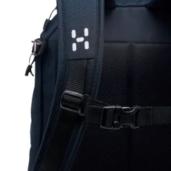 Haglöfs Rygsække|Udstyr-Corker Large - True Black True BlackVægt: 678 gramVolumen: 24 literMål LxDxB: 49 x 30x 20En innovativt designet og karakteristisk dagtursrygsæk i høj kvalitet til unge eventyrere. Fremstillet af genanvendte, beskyttende stoffer. Indholdet i Corker er let at komme til via en smart, stor åbning i siden, der giver god adgang til - og et let overblik over - alt, hvad der er pakket ned i den. Robust opbygning, der forhindrer rygsækken i at falde sammen.Specifikationer:- 100% genanvendt hovedbestanddel, vejrbestandigt og meget holdbart stof- Stor åbning i siderummet, der giver god adgang og overblik over indholdet- En mindre lynlåslomme inde i hovedrummet- Box-facon: forhindrer rygsækken i at falde sammen- Navn og adresselabel trykt indvendigt i rygsækken- En strækbar sidelomme, der kan udvides, til vandflaske eller ekstra udstyr- Anatomisk formede skulderremme Brystrem med brudsikkert sikkerhedsspænde- Ekstern strop for lettere adgang til ting såsom tøj- Reflekslogo for god synlighed- Store lynlåsstrop, der er lette at få fat i- Håndtag i toppen, der er let at gribe fat i- Overfladerne er imprægneret med DWR uden fluorocarbon: hjælper med at holde vand og smuds borteDetaljer