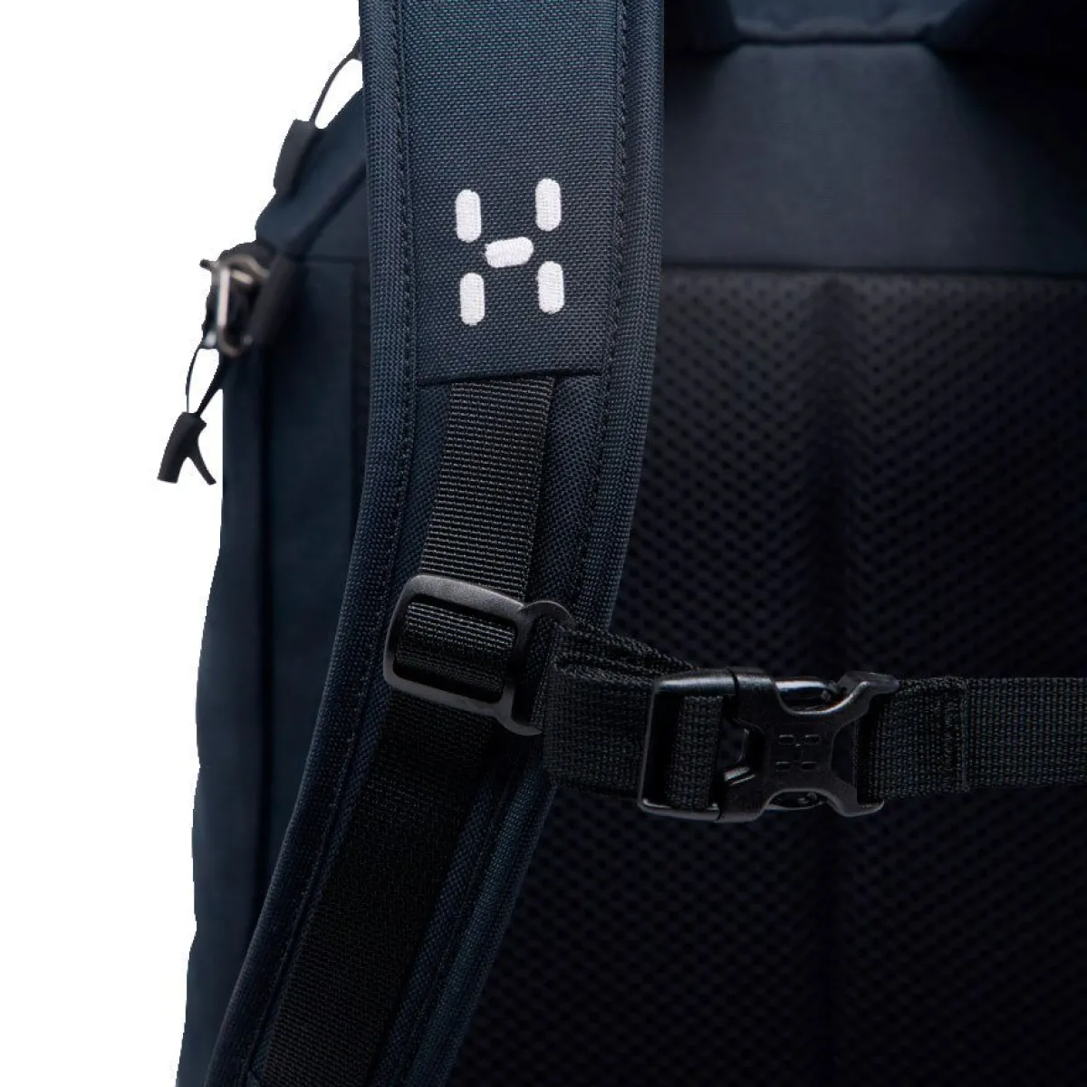 Haglöfs Rygsække|Udstyr-Corker Large - True Black True BlackVægt: 678 gramVolumen: 24 literMål LxDxB: 49 x 30x 20En innovativt designet og karakteristisk dagtursrygsæk i høj kvalitet til unge eventyrere. Fremstillet af genanvendte, beskyttende stoffer. Indholdet i Corker er let at komme til via en smart, stor åbning i siden, der giver god adgang til - og et let overblik over - alt, hvad der er pakket ned i den. Robust opbygning, der forhindrer rygsækken i at falde sammen.Specifikationer:- 100% genanvendt hovedbestanddel, vejrbestandigt og meget holdbart stof- Stor åbning i siderummet, der giver god adgang og overblik over indholdet- En mindre lynlåslomme inde i hovedrummet- Box-facon: forhindrer rygsækken i at falde sammen- Navn og adresselabel trykt indvendigt i rygsækken- En strækbar sidelomme, der kan udvides, til vandflaske eller ekstra udstyr- Anatomisk formede skulderremme Brystrem med brudsikkert sikkerhedsspænde- Ekstern strop for lettere adgang til ting såsom tøj- Reflekslogo for god synlighed- Store lynlåsstrop, der er lette at få fat i- Håndtag i toppen, der er let at gribe fat i- Overfladerne er imprægneret med DWR uden fluorocarbon: hjælper med at holde vand og smuds borteDetaljer