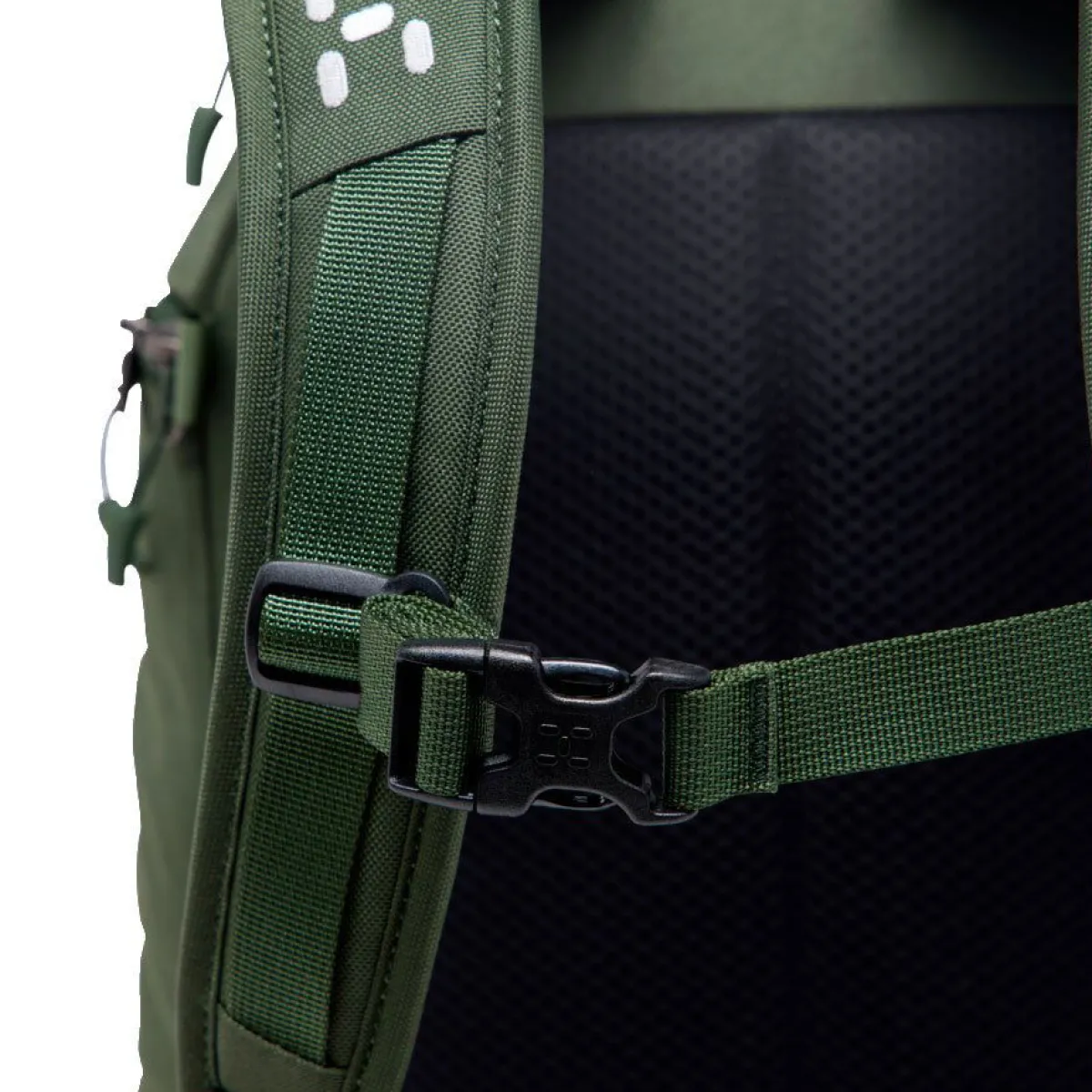 Haglöfs Rygsække|Udstyr-HAGLÖFS Corker Medium Seaweed GreenVægt: 678 gramVolumen: 18 literMål LxDxB: 43 x 28 x 19En innovativt designet og karakteristisk dagtursrygsæk i høj kvalitet til unge eventyrere. Fremstillet af genanvendte, beskyttende stoffer. Indholdet i Corker er let at komme til via en smart, stor åbning i siden, der giver god adgang til - og et let overblik over - alt, hvad der er pakket ned i den. Robust opbygning, der forhindrer rygsækken i at falde sammen.Specifikationer:- 100% genanvendt hovedbestanddel, vejrbestandigt og meget holdbart stof- Stor åbning i siderummet, der giver god adgang og overblik over indholdet- En mindre lynlåslomme inde i hovedrummet- Box-facon: forhindrer rygsækken i at falde sammen- Navn og adresselabel trykt indvendigt i rygsækken- En strækbar sidelomme, der kan udvides, til vandflaske eller ekstra udstyr- Anatomisk formede skulderremme Brystrem med brudsikkert sikkerhedsspænde- Ekstern strop for lettere adgang til ting såsom tøj- Reflekslogo for god synlighed- Store lynlåsstrop, der er lette at få fat i- Håndtag i toppen, der er let at gribe fat i- Overfladerne er imprægneret med DWR uden fluorocarbon: hjælper med at holde vand og smuds borteDetaljer