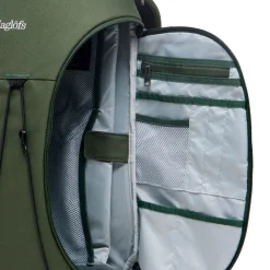 Haglöfs Rygsække|Udstyr-HAGLÖFS Corker Medium Seaweed GreenVægt: 678 gramVolumen: 18 literMål LxDxB: 43 x 28 x 19En innovativt designet og karakteristisk dagtursrygsæk i høj kvalitet til unge eventyrere. Fremstillet af genanvendte, beskyttende stoffer. Indholdet i Corker er let at komme til via en smart, stor åbning i siden, der giver god adgang til - og et let overblik over - alt, hvad der er pakket ned i den. Robust opbygning, der forhindrer rygsækken i at falde sammen.Specifikationer:- 100% genanvendt hovedbestanddel, vejrbestandigt og meget holdbart stof- Stor åbning i siderummet, der giver god adgang og overblik over indholdet- En mindre lynlåslomme inde i hovedrummet- Box-facon: forhindrer rygsækken i at falde sammen- Navn og adresselabel trykt indvendigt i rygsækken- En strækbar sidelomme, der kan udvides, til vandflaske eller ekstra udstyr- Anatomisk formede skulderremme Brystrem med brudsikkert sikkerhedsspænde- Ekstern strop for lettere adgang til ting såsom tøj- Reflekslogo for god synlighed- Store lynlåsstrop, der er lette at få fat i- Håndtag i toppen, der er let at gribe fat i- Overfladerne er imprægneret med DWR uden fluorocarbon: hjælper med at holde vand og smuds borteDetaljer