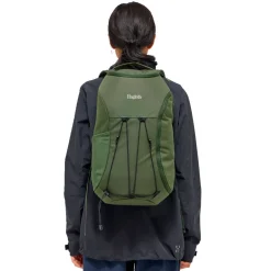 Haglöfs Rygsække|Udstyr-HAGLÖFS Corker Medium Seaweed GreenVægt: 678 gramVolumen: 18 literMål LxDxB: 43 x 28 x 19En innovativt designet og karakteristisk dagtursrygsæk i høj kvalitet til unge eventyrere. Fremstillet af genanvendte, beskyttende stoffer. Indholdet i Corker er let at komme til via en smart, stor åbning i siden, der giver god adgang til - og et let overblik over - alt, hvad der er pakket ned i den. Robust opbygning, der forhindrer rygsækken i at falde sammen.Specifikationer:- 100% genanvendt hovedbestanddel, vejrbestandigt og meget holdbart stof- Stor åbning i siderummet, der giver god adgang og overblik over indholdet- En mindre lynlåslomme inde i hovedrummet- Box-facon: forhindrer rygsækken i at falde sammen- Navn og adresselabel trykt indvendigt i rygsækken- En strækbar sidelomme, der kan udvides, til vandflaske eller ekstra udstyr- Anatomisk formede skulderremme Brystrem med brudsikkert sikkerhedsspænde- Ekstern strop for lettere adgang til ting såsom tøj- Reflekslogo for god synlighed- Store lynlåsstrop, der er lette at få fat i- Håndtag i toppen, der er let at gribe fat i- Overfladerne er imprægneret med DWR uden fluorocarbon: hjælper med at holde vand og smuds borteDetaljer