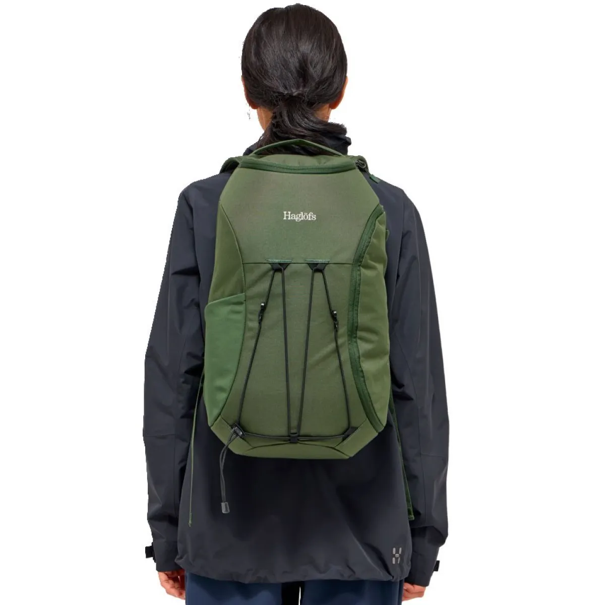 Haglöfs Rygsække|Udstyr-HAGLÖFS Corker Medium Seaweed GreenVægt: 678 gramVolumen: 18 literMål LxDxB: 43 x 28 x 19En innovativt designet og karakteristisk dagtursrygsæk i høj kvalitet til unge eventyrere. Fremstillet af genanvendte, beskyttende stoffer. Indholdet i Corker er let at komme til via en smart, stor åbning i siden, der giver god adgang til - og et let overblik over - alt, hvad der er pakket ned i den. Robust opbygning, der forhindrer rygsækken i at falde sammen.Specifikationer:- 100% genanvendt hovedbestanddel, vejrbestandigt og meget holdbart stof- Stor åbning i siderummet, der giver god adgang og overblik over indholdet- En mindre lynlåslomme inde i hovedrummet- Box-facon: forhindrer rygsækken i at falde sammen- Navn og adresselabel trykt indvendigt i rygsækken- En strækbar sidelomme, der kan udvides, til vandflaske eller ekstra udstyr- Anatomisk formede skulderremme Brystrem med brudsikkert sikkerhedsspænde- Ekstern strop for lettere adgang til ting såsom tøj- Reflekslogo for god synlighed- Store lynlåsstrop, der er lette at få fat i- Håndtag i toppen, der er let at gribe fat i- Overfladerne er imprægneret med DWR uden fluorocarbon: hjælper med at holde vand og smuds borteDetaljer