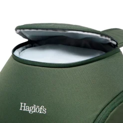 Haglöfs Rygsække|Udstyr-HAGLÖFS Corker Medium Seaweed GreenVægt: 678 gramVolumen: 18 literMål LxDxB: 43 x 28 x 19En innovativt designet og karakteristisk dagtursrygsæk i høj kvalitet til unge eventyrere. Fremstillet af genanvendte, beskyttende stoffer. Indholdet i Corker er let at komme til via en smart, stor åbning i siden, der giver god adgang til - og et let overblik over - alt, hvad der er pakket ned i den. Robust opbygning, der forhindrer rygsækken i at falde sammen.Specifikationer:- 100% genanvendt hovedbestanddel, vejrbestandigt og meget holdbart stof- Stor åbning i siderummet, der giver god adgang og overblik over indholdet- En mindre lynlåslomme inde i hovedrummet- Box-facon: forhindrer rygsækken i at falde sammen- Navn og adresselabel trykt indvendigt i rygsækken- En strækbar sidelomme, der kan udvides, til vandflaske eller ekstra udstyr- Anatomisk formede skulderremme Brystrem med brudsikkert sikkerhedsspænde- Ekstern strop for lettere adgang til ting såsom tøj- Reflekslogo for god synlighed- Store lynlåsstrop, der er lette at få fat i- Håndtag i toppen, der er let at gribe fat i- Overfladerne er imprægneret med DWR uden fluorocarbon: hjælper med at holde vand og smuds borteDetaljer