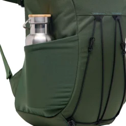 Haglöfs Rygsække|Udstyr-HAGLÖFS Corker Medium Seaweed GreenVægt: 678 gramVolumen: 18 literMål LxDxB: 43 x 28 x 19En innovativt designet og karakteristisk dagtursrygsæk i høj kvalitet til unge eventyrere. Fremstillet af genanvendte, beskyttende stoffer. Indholdet i Corker er let at komme til via en smart, stor åbning i siden, der giver god adgang til - og et let overblik over - alt, hvad der er pakket ned i den. Robust opbygning, der forhindrer rygsækken i at falde sammen.Specifikationer:- 100% genanvendt hovedbestanddel, vejrbestandigt og meget holdbart stof- Stor åbning i siderummet, der giver god adgang og overblik over indholdet- En mindre lynlåslomme inde i hovedrummet- Box-facon: forhindrer rygsækken i at falde sammen- Navn og adresselabel trykt indvendigt i rygsækken- En strækbar sidelomme, der kan udvides, til vandflaske eller ekstra udstyr- Anatomisk formede skulderremme Brystrem med brudsikkert sikkerhedsspænde- Ekstern strop for lettere adgang til ting såsom tøj- Reflekslogo for god synlighed- Store lynlåsstrop, der er lette at få fat i- Håndtag i toppen, der er let at gribe fat i- Overfladerne er imprægneret med DWR uden fluorocarbon: hjælper med at holde vand og smuds borteDetaljer