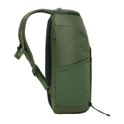 Haglöfs Rygsække|Udstyr-HAGLÖFS Corker Medium Seaweed GreenVægt: 678 gramVolumen: 18 literMål LxDxB: 43 x 28 x 19En innovativt designet og karakteristisk dagtursrygsæk i høj kvalitet til unge eventyrere. Fremstillet af genanvendte, beskyttende stoffer. Indholdet i Corker er let at komme til via en smart, stor åbning i siden, der giver god adgang til - og et let overblik over - alt, hvad der er pakket ned i den. Robust opbygning, der forhindrer rygsækken i at falde sammen.Specifikationer:- 100% genanvendt hovedbestanddel, vejrbestandigt og meget holdbart stof- Stor åbning i siderummet, der giver god adgang og overblik over indholdet- En mindre lynlåslomme inde i hovedrummet- Box-facon: forhindrer rygsækken i at falde sammen- Navn og adresselabel trykt indvendigt i rygsækken- En strækbar sidelomme, der kan udvides, til vandflaske eller ekstra udstyr- Anatomisk formede skulderremme Brystrem med brudsikkert sikkerhedsspænde- Ekstern strop for lettere adgang til ting såsom tøj- Reflekslogo for god synlighed- Store lynlåsstrop, der er lette at få fat i- Håndtag i toppen, der er let at gribe fat i- Overfladerne er imprægneret med DWR uden fluorocarbon: hjælper med at holde vand og smuds borteDetaljer