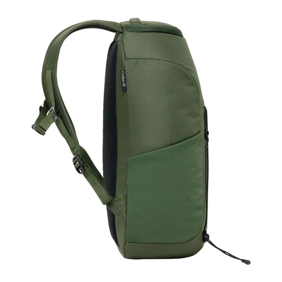 Haglöfs Rygsække|Udstyr-HAGLÖFS Corker Medium Seaweed GreenVægt: 678 gramVolumen: 18 literMål LxDxB: 43 x 28 x 19En innovativt designet og karakteristisk dagtursrygsæk i høj kvalitet til unge eventyrere. Fremstillet af genanvendte, beskyttende stoffer. Indholdet i Corker er let at komme til via en smart, stor åbning i siden, der giver god adgang til - og et let overblik over - alt, hvad der er pakket ned i den. Robust opbygning, der forhindrer rygsækken i at falde sammen.Specifikationer:- 100% genanvendt hovedbestanddel, vejrbestandigt og meget holdbart stof- Stor åbning i siderummet, der giver god adgang og overblik over indholdet- En mindre lynlåslomme inde i hovedrummet- Box-facon: forhindrer rygsækken i at falde sammen- Navn og adresselabel trykt indvendigt i rygsækken- En strækbar sidelomme, der kan udvides, til vandflaske eller ekstra udstyr- Anatomisk formede skulderremme Brystrem med brudsikkert sikkerhedsspænde- Ekstern strop for lettere adgang til ting såsom tøj- Reflekslogo for god synlighed- Store lynlåsstrop, der er lette at få fat i- Håndtag i toppen, der er let at gribe fat i- Overfladerne er imprægneret med DWR uden fluorocarbon: hjælper med at holde vand og smuds borteDetaljer