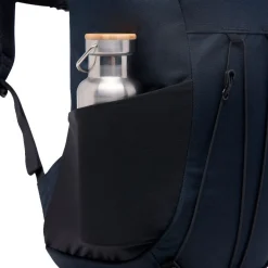 Haglöfs Rygsække|Udstyr-Corker Medium - True Black True BlackVægt: 678 gramVolumen: 18 literMål LxDxB: 43 x 28 x 19En innovativt designet og karakteristisk dagtursrygsæk i høj kvalitet til unge eventyrere. Fremstillet af genanvendte, beskyttende stoffer. Indholdet i Corker er let at komme til via en smart, stor åbning i siden, der giver god adgang til - og et let overblik over - alt, hvad der er pakket ned i den. Robust opbygning, der forhindrer rygsækken i at falde sammen.Specifikationer:- 100% genanvendt hovedbestanddel, vejrbestandigt og meget holdbart stof- Stor åbning i siderummet, der giver god adgang og overblik over indholdet- En mindre lynlåslomme inde i hovedrummet- Box-facon: forhindrer rygsækken i at falde sammen- Navn og adresselabel trykt indvendigt i rygsækken- En strækbar sidelomme, der kan udvides, til vandflaske eller ekstra udstyr- Anatomisk formede skulderremme Brystrem med brudsikkert sikkerhedsspænde- Ekstern strop for lettere adgang til ting såsom tøj- Reflekslogo for god synlighed- Store lynlåsstrop, der er lette at få fat i- Håndtag i toppen, der er let at gribe fat i- Overfladerne er imprægneret med DWR uden fluorocarbon: hjælper med at holde vand og smuds borteDetaljer