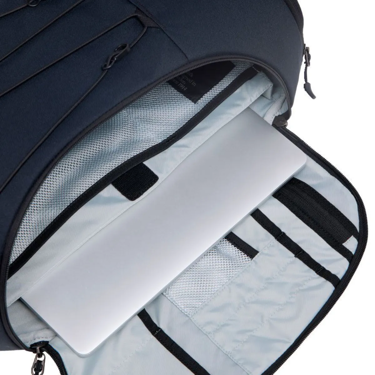 Haglöfs Rygsække|Udstyr-Corker Medium - True Black True BlackVægt: 678 gramVolumen: 18 literMål LxDxB: 43 x 28 x 19En innovativt designet og karakteristisk dagtursrygsæk i høj kvalitet til unge eventyrere. Fremstillet af genanvendte, beskyttende stoffer. Indholdet i Corker er let at komme til via en smart, stor åbning i siden, der giver god adgang til - og et let overblik over - alt, hvad der er pakket ned i den. Robust opbygning, der forhindrer rygsækken i at falde sammen.Specifikationer:- 100% genanvendt hovedbestanddel, vejrbestandigt og meget holdbart stof- Stor åbning i siderummet, der giver god adgang og overblik over indholdet- En mindre lynlåslomme inde i hovedrummet- Box-facon: forhindrer rygsækken i at falde sammen- Navn og adresselabel trykt indvendigt i rygsækken- En strækbar sidelomme, der kan udvides, til vandflaske eller ekstra udstyr- Anatomisk formede skulderremme Brystrem med brudsikkert sikkerhedsspænde- Ekstern strop for lettere adgang til ting såsom tøj- Reflekslogo for god synlighed- Store lynlåsstrop, der er lette at få fat i- Håndtag i toppen, der er let at gribe fat i- Overfladerne er imprægneret med DWR uden fluorocarbon: hjælper med at holde vand og smuds borteDetaljer