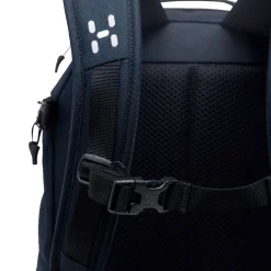 Haglöfs Rygsække|Udstyr-Corker Medium - True Black True BlackVægt: 678 gramVolumen: 18 literMål LxDxB: 43 x 28 x 19En innovativt designet og karakteristisk dagtursrygsæk i høj kvalitet til unge eventyrere. Fremstillet af genanvendte, beskyttende stoffer. Indholdet i Corker er let at komme til via en smart, stor åbning i siden, der giver god adgang til - og et let overblik over - alt, hvad der er pakket ned i den. Robust opbygning, der forhindrer rygsækken i at falde sammen.Specifikationer:- 100% genanvendt hovedbestanddel, vejrbestandigt og meget holdbart stof- Stor åbning i siderummet, der giver god adgang og overblik over indholdet- En mindre lynlåslomme inde i hovedrummet- Box-facon: forhindrer rygsækken i at falde sammen- Navn og adresselabel trykt indvendigt i rygsækken- En strækbar sidelomme, der kan udvides, til vandflaske eller ekstra udstyr- Anatomisk formede skulderremme Brystrem med brudsikkert sikkerhedsspænde- Ekstern strop for lettere adgang til ting såsom tøj- Reflekslogo for god synlighed- Store lynlåsstrop, der er lette at få fat i- Håndtag i toppen, der er let at gribe fat i- Overfladerne er imprægneret med DWR uden fluorocarbon: hjælper med at holde vand og smuds borteDetaljer