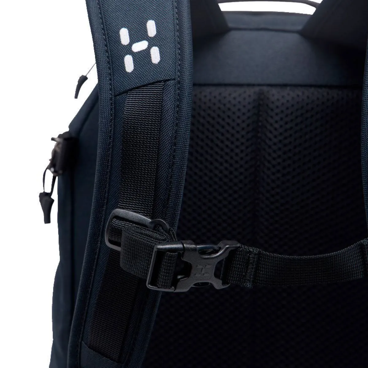 Haglöfs Rygsække|Udstyr-Corker Medium - True Black True BlackVægt: 678 gramVolumen: 18 literMål LxDxB: 43 x 28 x 19En innovativt designet og karakteristisk dagtursrygsæk i høj kvalitet til unge eventyrere. Fremstillet af genanvendte, beskyttende stoffer. Indholdet i Corker er let at komme til via en smart, stor åbning i siden, der giver god adgang til - og et let overblik over - alt, hvad der er pakket ned i den. Robust opbygning, der forhindrer rygsækken i at falde sammen.Specifikationer:- 100% genanvendt hovedbestanddel, vejrbestandigt og meget holdbart stof- Stor åbning i siderummet, der giver god adgang og overblik over indholdet- En mindre lynlåslomme inde i hovedrummet- Box-facon: forhindrer rygsækken i at falde sammen- Navn og adresselabel trykt indvendigt i rygsækken- En strækbar sidelomme, der kan udvides, til vandflaske eller ekstra udstyr- Anatomisk formede skulderremme Brystrem med brudsikkert sikkerhedsspænde- Ekstern strop for lettere adgang til ting såsom tøj- Reflekslogo for god synlighed- Store lynlåsstrop, der er lette at få fat i- Håndtag i toppen, der er let at gribe fat i- Overfladerne er imprægneret med DWR uden fluorocarbon: hjælper med at holde vand og smuds borteDetaljer