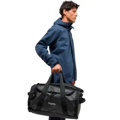 Haglöfs Rejsetasker|Duffelbags-Lava 50 Duffelbag - True Black  True BlackMateriale: 900D Polyester med TPE-bagside, 4200D Oxford PolyamidMål: Højde: 31 cm Dybde: 35 cm Bredde: 53 cmVægt: Ca. 1030 gram (50 Liter)En driftsikker rejsetaske plads til alt dit udstyr. Lava er fremstillet rundt om et stort hovedrum med en indvendig, dokumentlomme med lynlås, og et andet rum med lynlås, hvilket kan fordobles som en lomme til at lægge tasken i. Behagelige, justerbare skulderremme, bærehåndtag og løftehåndtag lader dig bære den præcis, hvor du vil.Specifikationer:- Rummeligt hovedrum- Forstærket dobbelt lag i bunden- Forstærkede hjørner- Bærehåndtag- Indvendig lynlåslomme til dokumenter- Aftagelige, justerbare skulderremmene- Indvendigt, lynlåsrum tillader dig at opdele ekstra udstyr eller tøj og kan også deles som opbevaringslommeDetaljer