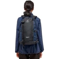 Haglöfs Rygsække|Tasker Og Rygsække-Tight Medium Rygsæk, True Black / Tarn Blue True black / Tarn BlueVolume: ca. 20 literMål (højde x dybde x bredde): 50x23x29 cmVægt: ca. 525 gDen populære Tight rygsæk fra Haglöfs er tilbage i en opdateret version. Haglöfs kombinerer genanvendte materialer med et markant, ikonisk design.De dråbeformede for- og sidepaneler sikrer et lavt tyngdepunkt, hvilket gør den anvendelig til alle former for aktiviteter. Som navnet Tight hentyder – sidder den helt tæt om din ryg takket være de formede stropper og det ergonomisk formede rygpanel. Udstyret med ekstra bærepunkter, smarte funktioner og justeringsmuligheder.Masser af anvendelsesmuligheder: Udviklet som outdor dagstursrygsæk, rigtig fin til hverdagsbrug og populær til studie- og skolebrug.Fakta:- 100 % genanvendt hovedbestanddel, vejrbestandigt og meget holdbart stof- Dråbeformet forside og sidepaneler for et lavt tyngdepunkt- Anatomisk formede skulderremme- En inderlomme med lynlås- En lynlåslomme med let adgang foran- Aftageligt isøksefæste- Reflekslogoer sikrer, at du kan ses- Kompressionsremme i siden for at sikre indholdet- Justerbart hoftebælte, aftageligt- Justerbar brystrem, der giver bedre komfort, når du går- Håndtag i toppen, der er let at gribe fat i- Nøgleholder- Overfladerne er imprægneret med DWR uden fluorocarbon: hjælper med at holde vand og smuds borteDetaljer