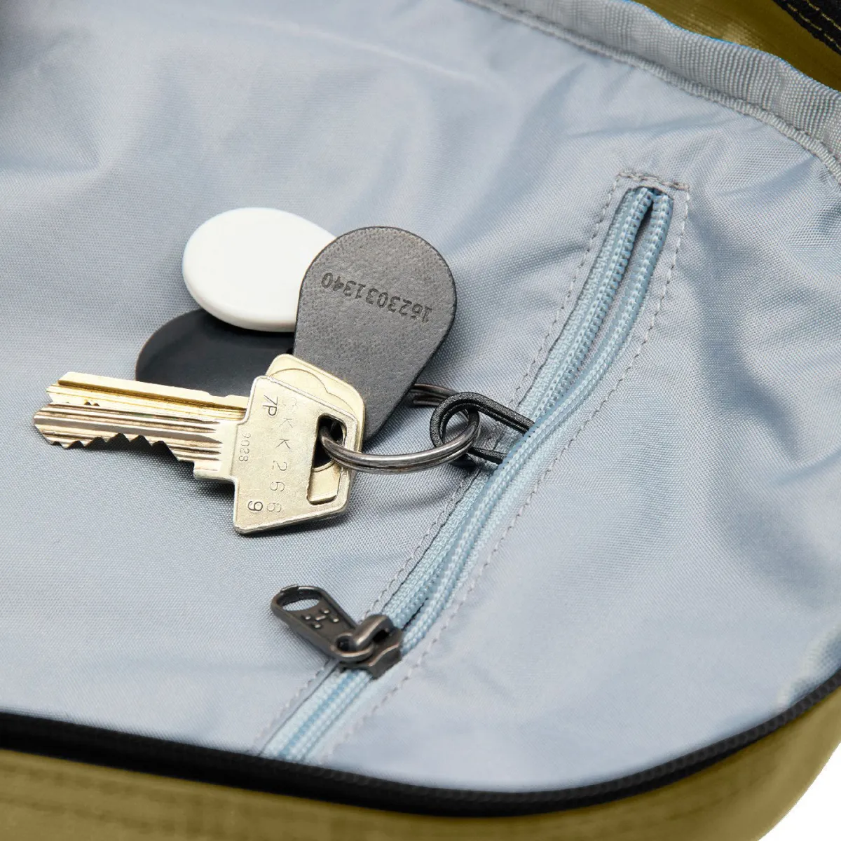 Haglöfs Rygsække|Tasker Og Rygsække-Tight Rygsæk Small, olive green True black / Olive GreenVolume: ca. 15 literMål: (højde x dybde x bredde): 46x22x27 cmVægt: ca. 480 gDen populære Tight rygsæk fra Haglöfs er tilbage i en opdateret version. Haglöfs kombinerer genanvendte materialer med et markant, ikonisk design.