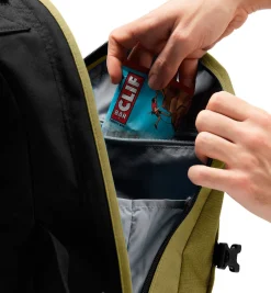 Haglöfs Rygsække|Tasker Og Rygsække-Tight Rygsæk Small, olive green True black / Olive GreenVolume: ca. 15 literMål: (højde x dybde x bredde): 46x22x27 cmVægt: ca. 480 gDen populære Tight rygsæk fra Haglöfs er tilbage i en opdateret version. Haglöfs kombinerer genanvendte materialer med et markant, ikonisk design.