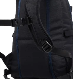 Haglöfs Rygsække|Tasker Og Rygsække-Tight Small Rygsæk , True Black / Tarn Black True Black / Tarn BlackVolume: ca. 15 literMål (højde x dybde x bredde): 46x22x27 cmVægt: ca. 480 gDen populære Tight rygsæk fra Haglöfs er tilbage i en opdateret version. Haglöfs kombinerer genanvendte materialer med et markant, ikonisk design.De dråbeformede for- og sidepaneler sikrer et lavt tyngdepunkt, hvilket gør den anvendelig til alle former for aktiviteter. Som navnet Tight hentyder – sidder den helt tæt om din ryg takket være de formede stropper og det ergonomisk formede rygpanel. Udstyret med ekstra bærepunkter, smarte funktioner og justeringsmuligheder.Masser af anvendelsesmuligheder: Udviklet som outdor dagstursrygsæk, rigtig fin til hverdagsbrug og populær til skolebrug.Fakta:- 100 % genanvendt hovedbestanddel, vejrbestandigt og meget holdbart stof- Dråbeformet forside og sidepaneler for et lavt tyngdepunkt- Anatomisk formede skulderremme- En inderlomme med lynlås- En lynlåslomme med let adgang foran- Aftageligt isøksefæste- Reflekslogoer sikrer, at du kan ses- Kompressionsremme i siden for at sikre indholdet- Justerbart hoftebælte, aftageligt- Justerbar brystrem, der giver bedre komfort, når du går- Håndtag i toppen, der er let at gribe fat i- Nøgleholder- Overfladerne er imprægneret med DWR uden fluorocarbon: hjælper med at holde vand og smuds borteDetaljer