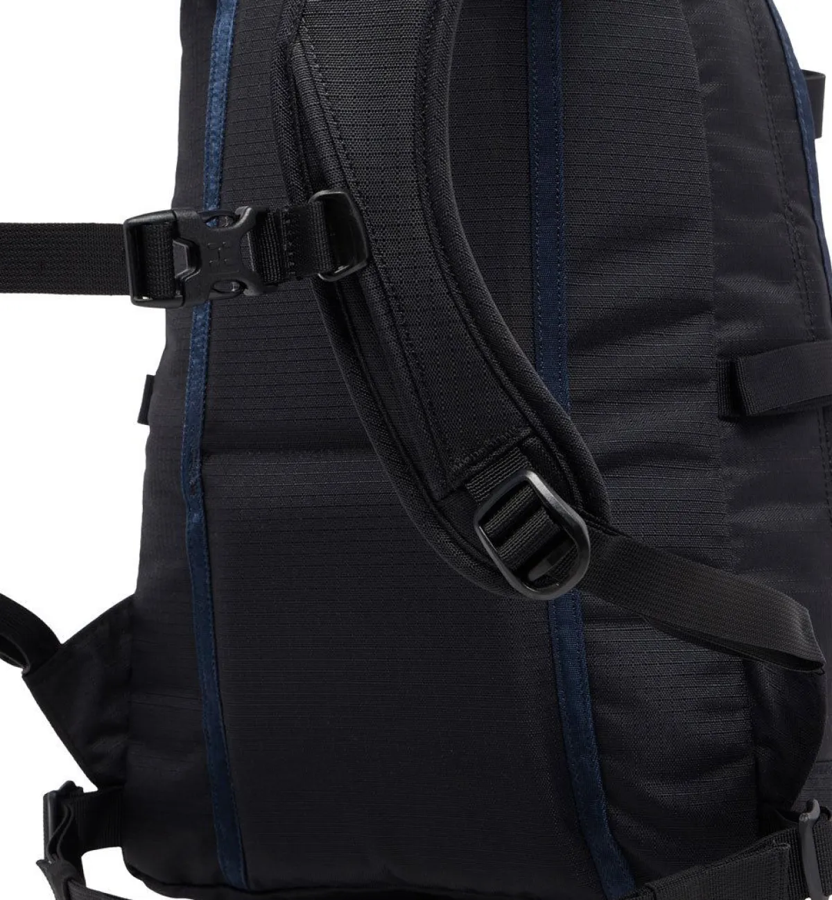 Haglöfs Rygsække|Tasker Og Rygsække-Tight Small Rygsæk , True Black / Tarn Black True Black / Tarn BlackVolume: ca. 15 literMål (højde x dybde x bredde): 46x22x27 cmVægt: ca. 480 gDen populære Tight rygsæk fra Haglöfs er tilbage i en opdateret version. Haglöfs kombinerer genanvendte materialer med et markant, ikonisk design.De dråbeformede for- og sidepaneler sikrer et lavt tyngdepunkt, hvilket gør den anvendelig til alle former for aktiviteter. Som navnet Tight hentyder – sidder den helt tæt om din ryg takket være de formede stropper og det ergonomisk formede rygpanel. Udstyret med ekstra bærepunkter, smarte funktioner og justeringsmuligheder.Masser af anvendelsesmuligheder: Udviklet som outdor dagstursrygsæk, rigtig fin til hverdagsbrug og populær til skolebrug.Fakta:- 100 % genanvendt hovedbestanddel, vejrbestandigt og meget holdbart stof- Dråbeformet forside og sidepaneler for et lavt tyngdepunkt- Anatomisk formede skulderremme- En inderlomme med lynlås- En lynlåslomme med let adgang foran- Aftageligt isøksefæste- Reflekslogoer sikrer, at du kan ses- Kompressionsremme i siden for at sikre indholdet- Justerbart hoftebælte, aftageligt- Justerbar brystrem, der giver bedre komfort, når du går- Håndtag i toppen, der er let at gribe fat i- Nøgleholder- Overfladerne er imprægneret med DWR uden fluorocarbon: hjælper med at holde vand og smuds borteDetaljer