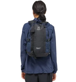 Haglöfs Rygsække|Tasker Og Rygsække-Tight Small Rygsæk , True Black / Tarn Black True Black / Tarn BlackVolume: ca. 15 literMål (højde x dybde x bredde): 46x22x27 cmVægt: ca. 480 gDen populære Tight rygsæk fra Haglöfs er tilbage i en opdateret version. Haglöfs kombinerer genanvendte materialer med et markant, ikonisk design.De dråbeformede for- og sidepaneler sikrer et lavt tyngdepunkt, hvilket gør den anvendelig til alle former for aktiviteter. Som navnet Tight hentyder – sidder den helt tæt om din ryg takket være de formede stropper og det ergonomisk formede rygpanel. Udstyret med ekstra bærepunkter, smarte funktioner og justeringsmuligheder.Masser af anvendelsesmuligheder: Udviklet som outdor dagstursrygsæk, rigtig fin til hverdagsbrug og populær til skolebrug.Fakta:- 100 % genanvendt hovedbestanddel, vejrbestandigt og meget holdbart stof- Dråbeformet forside og sidepaneler for et lavt tyngdepunkt- Anatomisk formede skulderremme- En inderlomme med lynlås- En lynlåslomme med let adgang foran- Aftageligt isøksefæste- Reflekslogoer sikrer, at du kan ses- Kompressionsremme i siden for at sikre indholdet- Justerbart hoftebælte, aftageligt- Justerbar brystrem, der giver bedre komfort, når du går- Håndtag i toppen, der er let at gribe fat i- Nøgleholder- Overfladerne er imprægneret med DWR uden fluorocarbon: hjælper med at holde vand og smuds borteDetaljer