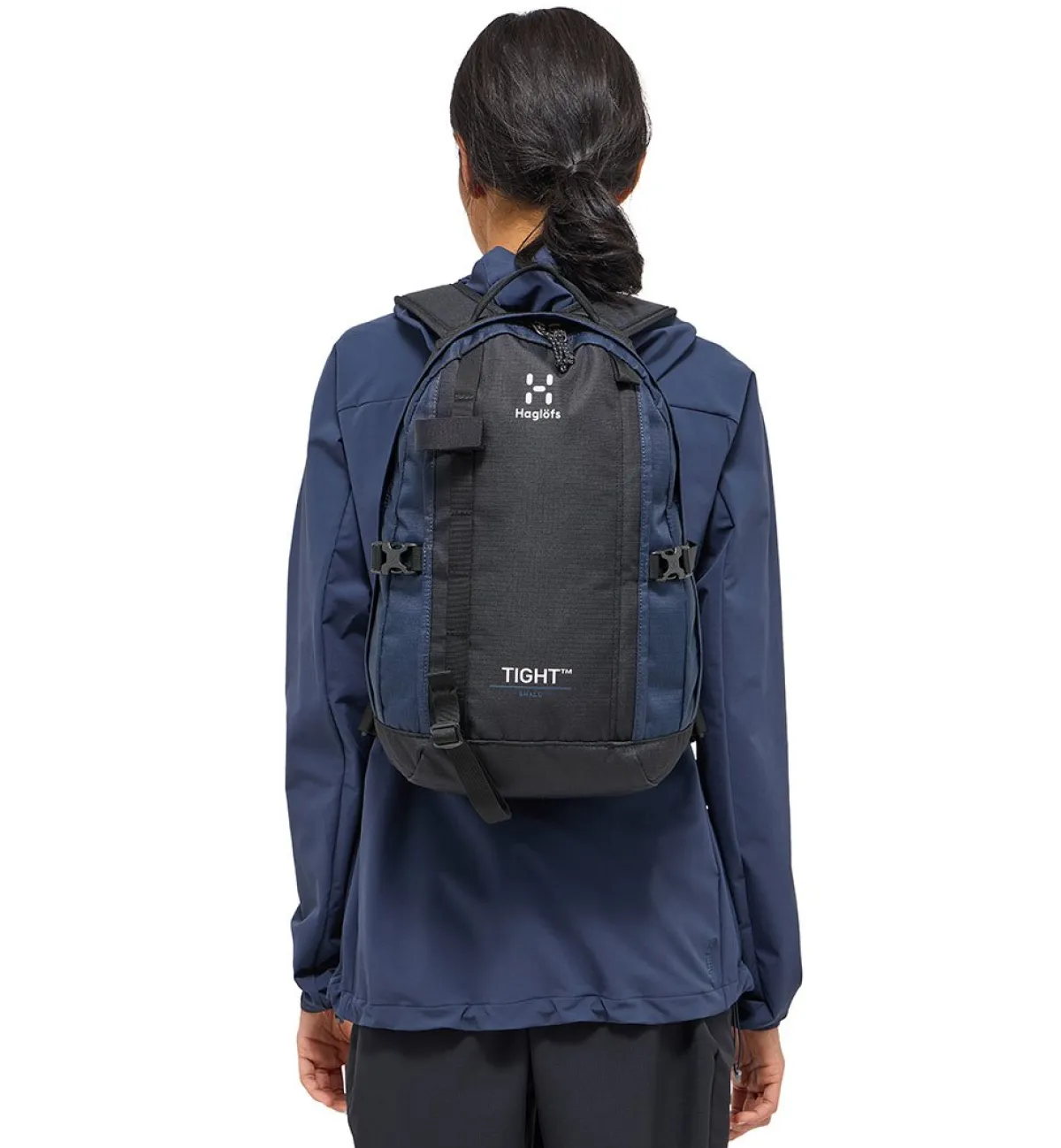 Haglöfs Rygsække|Tasker Og Rygsække-Tight Small Rygsæk , True Black / Tarn Black True Black / Tarn BlackVolume: ca. 15 literMål (højde x dybde x bredde): 46x22x27 cmVægt: ca. 480 gDen populære Tight rygsæk fra Haglöfs er tilbage i en opdateret version. Haglöfs kombinerer genanvendte materialer med et markant, ikonisk design.De dråbeformede for- og sidepaneler sikrer et lavt tyngdepunkt, hvilket gør den anvendelig til alle former for aktiviteter. Som navnet Tight hentyder – sidder den helt tæt om din ryg takket være de formede stropper og det ergonomisk formede rygpanel. Udstyret med ekstra bærepunkter, smarte funktioner og justeringsmuligheder.Masser af anvendelsesmuligheder: Udviklet som outdor dagstursrygsæk, rigtig fin til hverdagsbrug og populær til skolebrug.Fakta:- 100 % genanvendt hovedbestanddel, vejrbestandigt og meget holdbart stof- Dråbeformet forside og sidepaneler for et lavt tyngdepunkt- Anatomisk formede skulderremme- En inderlomme med lynlås- En lynlåslomme med let adgang foran- Aftageligt isøksefæste- Reflekslogoer sikrer, at du kan ses- Kompressionsremme i siden for at sikre indholdet- Justerbart hoftebælte, aftageligt- Justerbar brystrem, der giver bedre komfort, når du går- Håndtag i toppen, der er let at gribe fat i- Nøgleholder- Overfladerne er imprægneret med DWR uden fluorocarbon: hjælper med at holde vand og smuds borteDetaljer