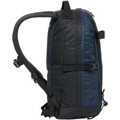 Haglöfs Rygsække|Tasker Og Rygsække-Tight Small Rygsæk , True Black / Tarn Black True Black / Tarn BlackVolume: ca. 15 literMål (højde x dybde x bredde): 46x22x27 cmVægt: ca. 480 gDen populære Tight rygsæk fra Haglöfs er tilbage i en opdateret version. Haglöfs kombinerer genanvendte materialer med et markant, ikonisk design.De dråbeformede for- og sidepaneler sikrer et lavt tyngdepunkt, hvilket gør den anvendelig til alle former for aktiviteter. Som navnet Tight hentyder – sidder den helt tæt om din ryg takket være de formede stropper og det ergonomisk formede rygpanel. Udstyret med ekstra bærepunkter, smarte funktioner og justeringsmuligheder.Masser af anvendelsesmuligheder: Udviklet som outdor dagstursrygsæk, rigtig fin til hverdagsbrug og populær til skolebrug.Fakta:- 100 % genanvendt hovedbestanddel, vejrbestandigt og meget holdbart stof- Dråbeformet forside og sidepaneler for et lavt tyngdepunkt- Anatomisk formede skulderremme- En inderlomme med lynlås- En lynlåslomme med let adgang foran- Aftageligt isøksefæste- Reflekslogoer sikrer, at du kan ses- Kompressionsremme i siden for at sikre indholdet- Justerbart hoftebælte, aftageligt- Justerbar brystrem, der giver bedre komfort, når du går- Håndtag i toppen, der er let at gribe fat i- Nøgleholder- Overfladerne er imprægneret med DWR uden fluorocarbon: hjælper med at holde vand og smuds borteDetaljer