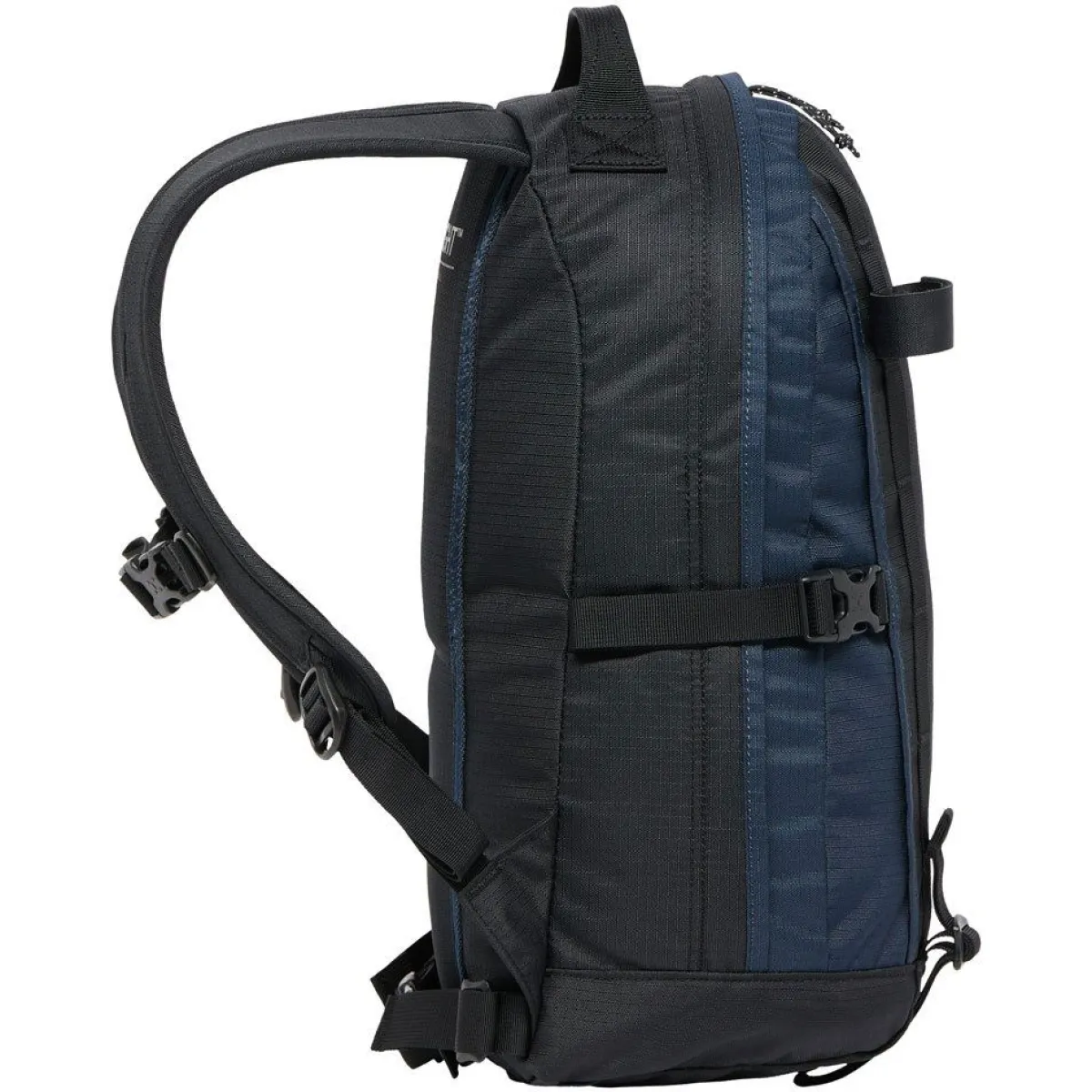 Haglöfs Rygsække|Tasker Og Rygsække-Tight Small Rygsæk , True Black / Tarn Black True Black / Tarn BlackVolume: ca. 15 literMål (højde x dybde x bredde): 46x22x27 cmVægt: ca. 480 gDen populære Tight rygsæk fra Haglöfs er tilbage i en opdateret version. Haglöfs kombinerer genanvendte materialer med et markant, ikonisk design.De dråbeformede for- og sidepaneler sikrer et lavt tyngdepunkt, hvilket gør den anvendelig til alle former for aktiviteter. Som navnet Tight hentyder – sidder den helt tæt om din ryg takket være de formede stropper og det ergonomisk formede rygpanel. Udstyret med ekstra bærepunkter, smarte funktioner og justeringsmuligheder.Masser af anvendelsesmuligheder: Udviklet som outdor dagstursrygsæk, rigtig fin til hverdagsbrug og populær til skolebrug.Fakta:- 100 % genanvendt hovedbestanddel, vejrbestandigt og meget holdbart stof- Dråbeformet forside og sidepaneler for et lavt tyngdepunkt- Anatomisk formede skulderremme- En inderlomme med lynlås- En lynlåslomme med let adgang foran- Aftageligt isøksefæste- Reflekslogoer sikrer, at du kan ses- Kompressionsremme i siden for at sikre indholdet- Justerbart hoftebælte, aftageligt- Justerbar brystrem, der giver bedre komfort, når du går- Håndtag i toppen, der er let at gribe fat i- Nøgleholder- Overfladerne er imprægneret med DWR uden fluorocarbon: hjælper med at holde vand og smuds borteDetaljer