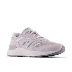 New Balance Fritidssko|Sneakers-880 V7 Walking Damesko  Pearl GrayNew Balance Fresh Foam Walking 880 v7 har en blød Fresh Foam-mellemsål for ekstra støddæmpning, hvor du har mest brug for det, og hjælper dine fødder med at holde sig komfortable på lange gåture. Med en NDurance-ydersål i gummi er disse vandresko lavet til at være holdbare kilometer efter kilometer, mens ydersålens Walking Strike Path-teknologi hjælper med at guide din fod til jævne skridt.Specifikationer:- Dæmpende Fresh Foam-mellemsål, som er omhyggeligt udviklet til at gøre skoen ekstra let og behagelig- Overdel i ruskind/mesh for holdbarhed og en let fornemmelse- Ydersål af NDurance-gummi leverer overlegen slidstyrke, så skoene holder længere selv i de områder, som bliver slidt allermest- Ydersålen er fremstillet med Walking Strike Path-teknologi, som guider foden gennem hele gangcyklussenDetaljer