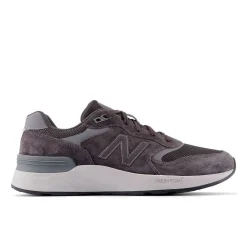 New Balance Fritidssko|Sneakers-880 V7 Walking Herresko Black CementNew Balance Fresh Foam Walking 880 v7 har en blød Fresh Foam-mellemsål for ekstra støddæmpning, hvor du har mest brug for det, og hjælper dine fødder med at holde sig komfortable på lange gåture. Med en NDurance-ydersål i gummi er disse vandresko lavet til at være holdbare kilometer efter kilometer, mens ydersålens Walking Strike Path-teknologi hjælper med at guide din fod til jævne skridt.Specifikationer:- Dæmpende Fresh Foam-mellemsål, som er omhyggeligt udviklet til at gøre skoen ekstra let og behagelig- Overdel i ruskind/mesh for holdbarhed og en let fornemmelse- Ydersål af NDurance-gummi leverer overlegen slidstyrke, så skoene holder længere selv i de områder, som bliver slidt allermest- Ydersålen er fremstillet med Walking Strike Path-teknologi, som guider foden gennem hele gangcyklussenDetaljer