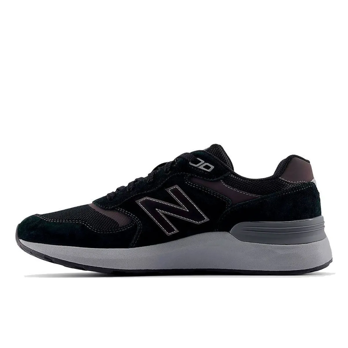New Balance Fritidssko|Sneakers-880 V7 Walking Herresko BlackNew Balance Fresh Foam Walking 880 v7 har en blød Fresh Foam-mellemsål for ekstra støddæmpning, hvor du har mest brug for det, og hjælper dine fødder med at holde sig komfortable på lange gåture. Med en NDurance-ydersål i gummi er disse vandresko lavet til at være holdbare kilometer efter kilometer, mens ydersålens Walking Strike Path-teknologi hjælper med at guide din fod til jævne skridt.Specifikationer:- Dæmpende Fresh Foam-mellemsål, som er omhyggeligt udviklet til at gøre skoen ekstra let og behagelig- Overdel i ruskind/mesh for holdbarhed og en let fornemmelse- Ydersål af NDurance-gummi leverer overlegen slidstyrke, så skoene holder længere selv i de områder, som bliver slidt allermest- Ydersålen er fremstillet med Walking Strike Path-teknologi, som guider foden gennem hele gangcyklussenDetaljer