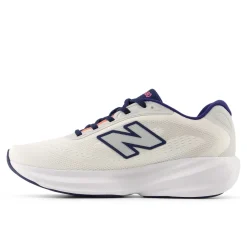 New Balance Løbesko|Løbesko-Fresh Foam 680 v9 Løbesko Dame Sea Salt / Tangerine Heat / Pink HeatNew Balance Fresh Foam 680 v9 er en komfortabel løbesko til kvinder, der er udviklet til at følge dig på både korte og længere løbeture. Modellen er ideel til daglig træning og henvender sig til løbere, der ønsker en let og behagelig løbeoplevelse med fokus på støddæmpning og komfort.Skoen er udstyret med en Fresh Foam-mellemsål, som er præcisionsudviklet til at levere blød og let støddæmpning i hvert eneste skridt. Det giver en jævn og komfortabel løbefornemmelse, uanset tempo. Den åndbare mesh-overdel sikrer god ventilation og en let pasform, mens ydersålen i gummi bidrager til holdbarhed og stabil kontakt med underlaget. En løbesko, der kombinerer lav vægt med pålidelig komfort til hverdagsløb.Specifikationer:• Fresh Foam-mellemsål med let og blød støddæmpning• Åndbar og let overdel i tekstil• Formstøbt, konstrueret mesh for forbedret pasform• Integreret gummiydersål for øget komfort og holdbarhed• Velegnet til daglig løbetræning• Vægt: ca. 216 gDetaljer