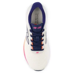 New Balance Løbesko|Løbesko-Fresh Foam 680 v9 Løbesko Dame Sea Salt / Tangerine Heat / Pink HeatNew Balance Fresh Foam 680 v9 er en komfortabel løbesko til kvinder, der er udviklet til at følge dig på både korte og længere løbeture. Modellen er ideel til daglig træning og henvender sig til løbere, der ønsker en let og behagelig løbeoplevelse med fokus på støddæmpning og komfort.Skoen er udstyret med en Fresh Foam-mellemsål, som er præcisionsudviklet til at levere blød og let støddæmpning i hvert eneste skridt. Det giver en jævn og komfortabel løbefornemmelse, uanset tempo. Den åndbare mesh-overdel sikrer god ventilation og en let pasform, mens ydersålen i gummi bidrager til holdbarhed og stabil kontakt med underlaget. En løbesko, der kombinerer lav vægt med pålidelig komfort til hverdagsløb.Specifikationer:• Fresh Foam-mellemsål med let og blød støddæmpning• Åndbar og let overdel i tekstil• Formstøbt, konstrueret mesh for forbedret pasform• Integreret gummiydersål for øget komfort og holdbarhed• Velegnet til daglig løbetræning• Vægt: ca. 216 gDetaljer