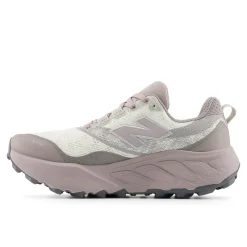 New Balance Løbesko|Løbesko-Fresh Foam Hierro v9 Trail Løbesko Dame  Sea Salt / Truffle SaltNew Balance Fresh Foam Hierro v9 er en avanceret trail-løbesko til kvinder, der er udviklet til at levere høj komfort, stabilitet og sikkert greb i varieret og krævende terræn. Modellen er skabt til løbere, der bevæger sig off-road og ønsker en sko, der indgyder tryghed og performance, uanset om turen går gennem skov, over grus eller på tekniske stier.Skoen er udstyret med en dobbelt densitet Fresh Foam X-mellemsål, som giver New Balance’ mest støddæmpede Fresh Foam-oplevelse. Den blødere øverste del af mellemsålen sikrer høj komfort, mens den fastere nederste del bidrager med stabilitet på ujævnt underlag. Ydersålen i Vibram® Megagrip™ med Traction Lug™-teknologi og et opdateret mønster giver effektivt greb i både våde og tørre forhold. Toe Protect-teknologien beskytter tæerne mod sten, rødder og løst terræn.Specifikationer:Fresh Foam X-mellemsål med dobbelt densitet for komfort og stabilitetCa. 3 % biobaseret indhold i mellemsålenVibram® Megagrip™ ydersål med Traction Lug™-teknologiEffektivt greb i både våde og tørre terrænerToe Protect-teknologi for ekstra beskyttelseFastgjort pløsHældrop: 4 mmOverdel i mesh og syntetiske materialerSnørelukningVægt: ca. 253 gDetaljer