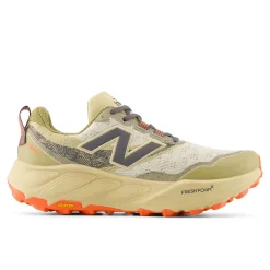 New Balance Løbesko|Løbesko-Fresh Foam Hierro v9 Trail Løbesko Herre  Linen / Toasted SesameNew Balance Fresh Foam Hierro v9 er en avanceret trail-løbesko til mænd, der er udviklet til at levere høj komfort, stabilitet og sikkert greb i varieret og krævende terræn. Modellen er skabt til løbere, der bevæger sig off-road og ønsker en sko, der indgyder tryghed og performance, uanset om turen går gennem skov, over grus eller på tekniske stier.Skoen er udstyret med en dobbelt densitet Fresh Foam X-mellemsål, som giver New Balance’ mest støddæmpede Fresh Foam-oplevelse. Den blødere øverste del af mellemsålen sikrer høj komfort, mens den fastere nederste del bidrager med stabilitet på ujævnt underlag. Ydersålen i Vibram® Megagrip™ med Traction Lug™-teknologi og et opdateret mønster giver effektivt greb i både våde og tørre forhold. Toe Protect-teknologien beskytter tæerne mod sten, rødder og løst terræn.Specifikationer:Fresh Foam X-mellemsål med dobbelt densitet for komfort og stabilitetCa. 3 % biobaseret indhold i mellemsålenVibram® Megagrip™ ydersål med Traction Lug™-teknologiEffektivt greb i både våde og tørre terrænerToe Protect-teknologi for ekstra beskyttelseFastgjort pløsHældrop: 4 mmOverdel i mesh og syntetiske materialerSnørelukningVægt: ca. 310 gDetaljer