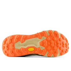 New Balance Løbesko|Løbesko-Fresh Foam Hierro v9 Trail Løbesko Herre  Linen / Toasted SesameNew Balance Fresh Foam Hierro v9 er en avanceret trail-løbesko til mænd, der er udviklet til at levere høj komfort, stabilitet og sikkert greb i varieret og krævende terræn. Modellen er skabt til løbere, der bevæger sig off-road og ønsker en sko, der indgyder tryghed og performance, uanset om turen går gennem skov, over grus eller på tekniske stier.Skoen er udstyret med en dobbelt densitet Fresh Foam X-mellemsål, som giver New Balance’ mest støddæmpede Fresh Foam-oplevelse. Den blødere øverste del af mellemsålen sikrer høj komfort, mens den fastere nederste del bidrager med stabilitet på ujævnt underlag. Ydersålen i Vibram® Megagrip™ med Traction Lug™-teknologi og et opdateret mønster giver effektivt greb i både våde og tørre forhold. Toe Protect-teknologien beskytter tæerne mod sten, rødder og løst terræn.Specifikationer:Fresh Foam X-mellemsål med dobbelt densitet for komfort og stabilitetCa. 3 % biobaseret indhold i mellemsålenVibram® Megagrip™ ydersål med Traction Lug™-teknologiEffektivt greb i både våde og tørre terrænerToe Protect-teknologi for ekstra beskyttelseFastgjort pløsHældrop: 4 mmOverdel i mesh og syntetiske materialerSnørelukningVægt: ca. 310 gDetaljer