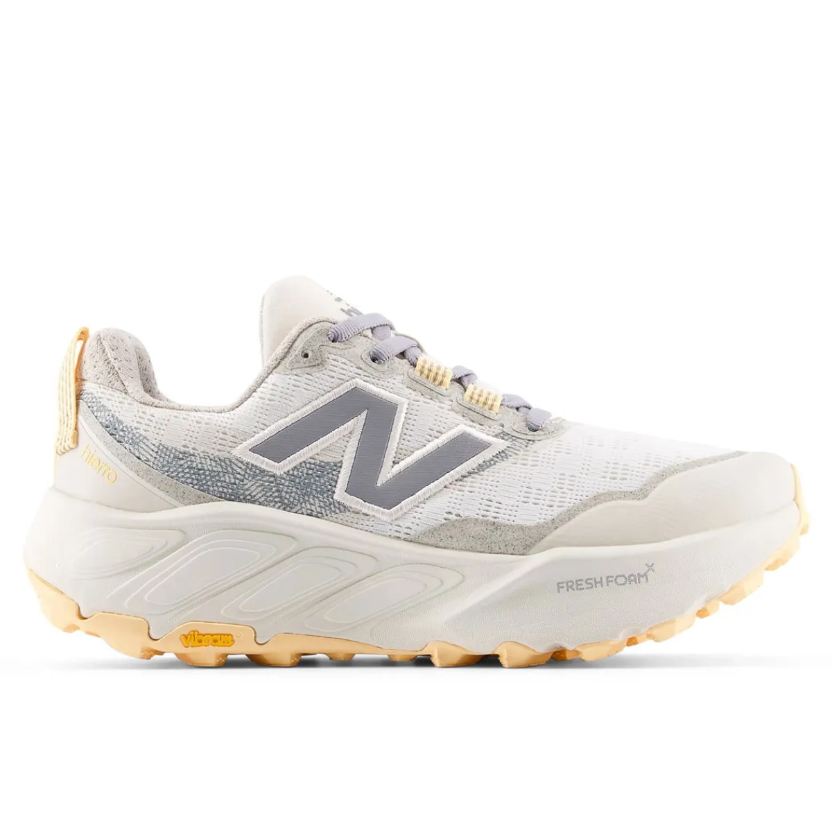 New Balance Løbesko|Løbesko-Fresh Foam Hierro v9 Trail Løbesko Dame Sea SaltNew Balance Fresh Foam Hierro v9 er en avanceret trail-løbesko til kvinder, der er udviklet til at levere høj komfort, stabilitet og sikkert greb i varieret og krævende terræn. Modellen er skabt til løbere, der bevæger sig off-road og ønsker en sko, der indgyder tryghed og performance, uanset om turen går gennem skov, over grus eller på tekniske stier.Skoen er udstyret med en dobbelt densitet Fresh Foam X-mellemsål, som giver New Balance’ mest støddæmpede Fresh Foam-oplevelse. Den blødere øverste del af mellemsålen sikrer høj komfort, mens den fastere nederste del bidrager med stabilitet på ujævnt underlag. Ydersålen i Vibram® Megagrip™ med Traction Lug™-teknologi og et opdateret mønster giver effektivt greb i både våde og tørre forhold. Toe Protect-teknologien beskytter tæerne mod sten, rødder og løst terræn.Specifikationer:Fresh Foam X-mellemsål med dobbelt densitet for komfort og stabilitetCa. 3 % biobaseret indhold i mellemsålenVibram® Megagrip™ ydersål med Traction Lug™-teknologiEffektivt greb i både våde og tørre terrænerToe Protect-teknologi for ekstra beskyttelseFastgjort pløsHældrop: 4 mmOverdel i mesh og syntetiske materialerSnørelukningVægt: ca. 253 gDetaljer