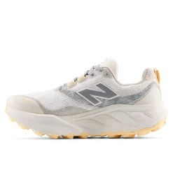 New Balance Løbesko|Løbesko-Fresh Foam Hierro v9 Trail Løbesko Dame Sea SaltNew Balance Fresh Foam Hierro v9 er en avanceret trail-løbesko til kvinder, der er udviklet til at levere høj komfort, stabilitet og sikkert greb i varieret og krævende terræn. Modellen er skabt til løbere, der bevæger sig off-road og ønsker en sko, der indgyder tryghed og performance, uanset om turen går gennem skov, over grus eller på tekniske stier.Skoen er udstyret med en dobbelt densitet Fresh Foam X-mellemsål, som giver New Balance’ mest støddæmpede Fresh Foam-oplevelse. Den blødere øverste del af mellemsålen sikrer høj komfort, mens den fastere nederste del bidrager med stabilitet på ujævnt underlag. Ydersålen i Vibram® Megagrip™ med Traction Lug™-teknologi og et opdateret mønster giver effektivt greb i både våde og tørre forhold. Toe Protect-teknologien beskytter tæerne mod sten, rødder og løst terræn.Specifikationer:Fresh Foam X-mellemsål med dobbelt densitet for komfort og stabilitetCa. 3 % biobaseret indhold i mellemsålenVibram® Megagrip™ ydersål med Traction Lug™-teknologiEffektivt greb i både våde og tørre terrænerToe Protect-teknologi for ekstra beskyttelseFastgjort pløsHældrop: 4 mmOverdel i mesh og syntetiske materialerSnørelukningVægt: ca. 253 gDetaljer