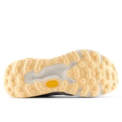 New Balance Løbesko|Løbesko-Fresh Foam Hierro v9 Trail Løbesko Dame Sea SaltNew Balance Fresh Foam Hierro v9 er en avanceret trail-løbesko til kvinder, der er udviklet til at levere høj komfort, stabilitet og sikkert greb i varieret og krævende terræn. Modellen er skabt til løbere, der bevæger sig off-road og ønsker en sko, der indgyder tryghed og performance, uanset om turen går gennem skov, over grus eller på tekniske stier.Skoen er udstyret med en dobbelt densitet Fresh Foam X-mellemsål, som giver New Balance’ mest støddæmpede Fresh Foam-oplevelse. Den blødere øverste del af mellemsålen sikrer høj komfort, mens den fastere nederste del bidrager med stabilitet på ujævnt underlag. Ydersålen i Vibram® Megagrip™ med Traction Lug™-teknologi og et opdateret mønster giver effektivt greb i både våde og tørre forhold. Toe Protect-teknologien beskytter tæerne mod sten, rødder og løst terræn.Specifikationer:Fresh Foam X-mellemsål med dobbelt densitet for komfort og stabilitetCa. 3 % biobaseret indhold i mellemsålenVibram® Megagrip™ ydersål med Traction Lug™-teknologiEffektivt greb i både våde og tørre terrænerToe Protect-teknologi for ekstra beskyttelseFastgjort pløsHældrop: 4 mmOverdel i mesh og syntetiske materialerSnørelukningVægt: ca. 253 gDetaljer