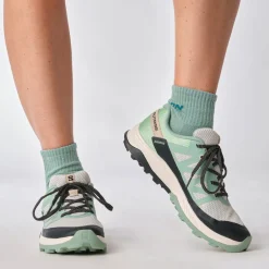 Salomon Vandresko|Fritidssko-Outrise Damesko Granite Green / Green Ash / Tender PeachVægt: 240 gramSalomon Outrise er en let allround outdoor sko til gåturene i naturen eller som praktisk og smart fritidssko.Skoens overdel er fremstillet i en let konstruktion med åndbar mesh, god beskyttelse og SensiFit™ påsvejset, der bidrager til en god pasform rund om foden, når skoen snørres.Fakta:- Fuze Foam EVA mellemsål bidrager til komfort i stødabsobering og skridtafviklingen- All Terrain Contragrip® undersål i slidstærkt gummi med et mønster, der giver fodfæste i både tørt, vådt, fast og løst underlag.          Detaljer