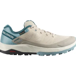 Salomon Vinterfodtøj|Vinterfodtøj-Outrise Gore-Tex Damesko Feather Gray / Stone Blue / StargazerVægt: 260 gramSalomon Outrise er en let allround outdoor sko til gåturene i naturen eller som praktisk og smart fritidssko. Denne model har en Gore-Tex® membran, der sikrer vandtæhed samtidg med at fødderne kan ånde og kommer af med overskudsvarmen.Skoens overdel er fremstillet i en let konstruktion med åndbar mesh, god beskyttelse og SensiFit™ påsvejset, der bidrager til en god pasform rund om foden, når skoen snørres.Fakta:- Gore-Tex® membran- Fuze Foam EVA mellemsål bidrager til komfort i stødabsobering og skridtafviklingen- All Terrain Contragrip® undersål i slidstærkt gummi med et mønster, der giver fodfæste i både tørt, vådt, fast og løst underlag.          Detaljer