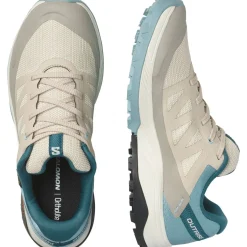 Salomon Vinterfodtøj|Vinterfodtøj-Outrise Gore-Tex Damesko Feather Gray / Stone Blue / StargazerVægt: 260 gramSalomon Outrise er en let allround outdoor sko til gåturene i naturen eller som praktisk og smart fritidssko. Denne model har en Gore-Tex® membran, der sikrer vandtæhed samtidg med at fødderne kan ånde og kommer af med overskudsvarmen.Skoens overdel er fremstillet i en let konstruktion med åndbar mesh, god beskyttelse og SensiFit™ påsvejset, der bidrager til en god pasform rund om foden, når skoen snørres.Fakta:- Gore-Tex® membran- Fuze Foam EVA mellemsål bidrager til komfort i stødabsobering og skridtafviklingen- All Terrain Contragrip® undersål i slidstærkt gummi med et mønster, der giver fodfæste i både tørt, vådt, fast og løst underlag.          Detaljer