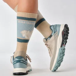 Salomon Vinterfodtøj|Vinterfodtøj-Outrise Gore-Tex Damesko Feather Gray / Stone Blue / StargazerVægt: 260 gramSalomon Outrise er en let allround outdoor sko til gåturene i naturen eller som praktisk og smart fritidssko. Denne model har en Gore-Tex® membran, der sikrer vandtæhed samtidg med at fødderne kan ånde og kommer af med overskudsvarmen.Skoens overdel er fremstillet i en let konstruktion med åndbar mesh, god beskyttelse og SensiFit™ påsvejset, der bidrager til en god pasform rund om foden, når skoen snørres.Fakta:- Gore-Tex® membran- Fuze Foam EVA mellemsål bidrager til komfort i stødabsobering og skridtafviklingen- All Terrain Contragrip® undersål i slidstærkt gummi med et mønster, der giver fodfæste i både tørt, vådt, fast og løst underlag.          Detaljer